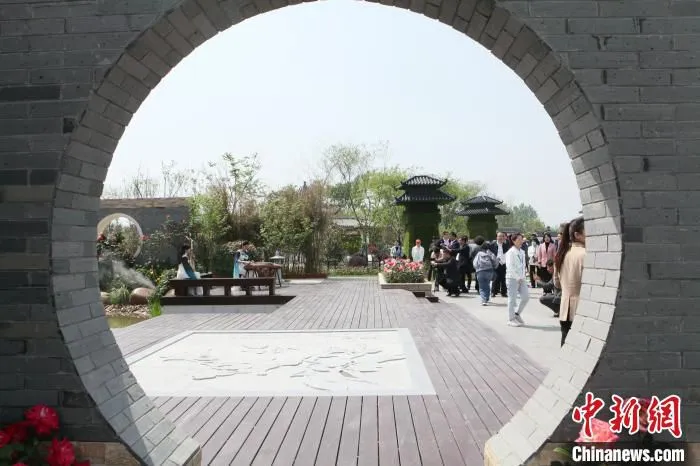 开幕式当天，月季小镇里迎来了第一批游客。　余义磊 摄