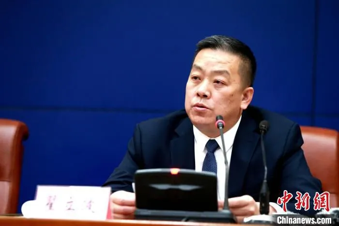 济南市市中区委副书记、区长翟立波在发布会上介绍有关情况。　梁犇 摄