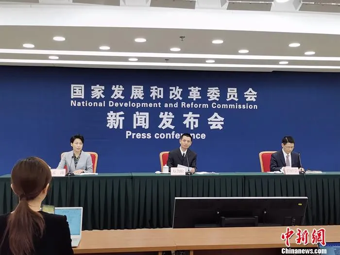 10月12日，国家发展改革委介绍进一步深化燃煤发电上网电价市场化改革有关情况。中新网记者 李金磊 摄
