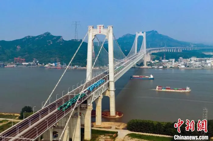 6月30日，五峰山长江大桥南北公路接线开通。当天，航拍中的五峰山长江大桥在蓝天白云的映衬下蔚为壮观。　泱波 摄
