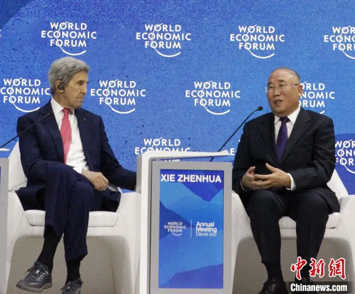 图为解振华和共同出席对话会的美国总统气候问题特使克里。 中新社记者 德永健 摄