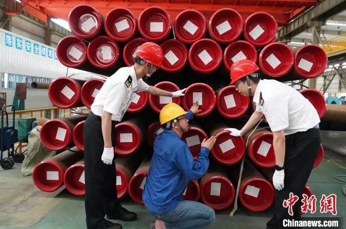 湖州海关工作人员在企业了解情况 谢颖 摄
