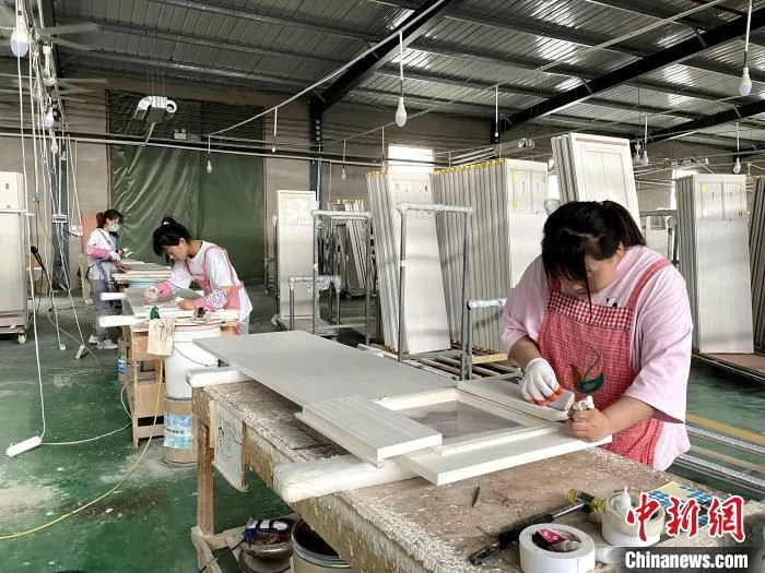 图为，曹县一企业工作人员正在加工棺木。　孙宏瑗 摄