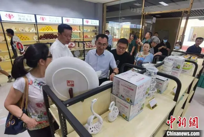 台商恳亲团参观应县陶瓷大世界。　胡健 摄