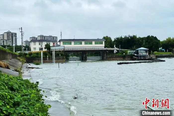 沿着湖边看去，湖水距岸边还有一段距离。　孙权 摄