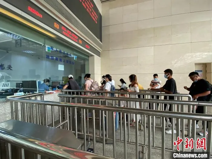 郑州东站购票厅内正在排队买票的旅客。　郑州东站供图