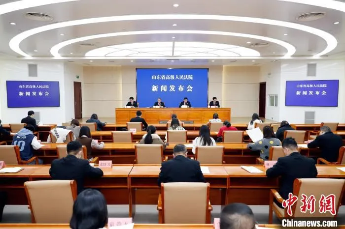 12月28日，山东省高级人民法院介绍深化环境资源案件“三合一”集中审理改革情况。　韩国健 摄