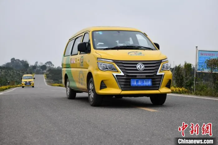 小黄车行驶在乡村公路上。　张浪 摄