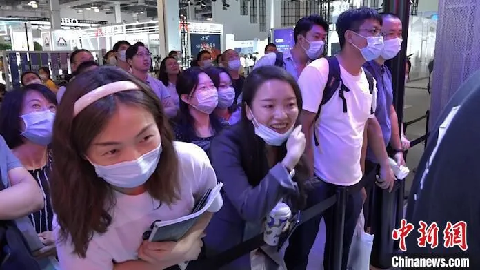 观众围观格斗机器人比赛 张践 摄