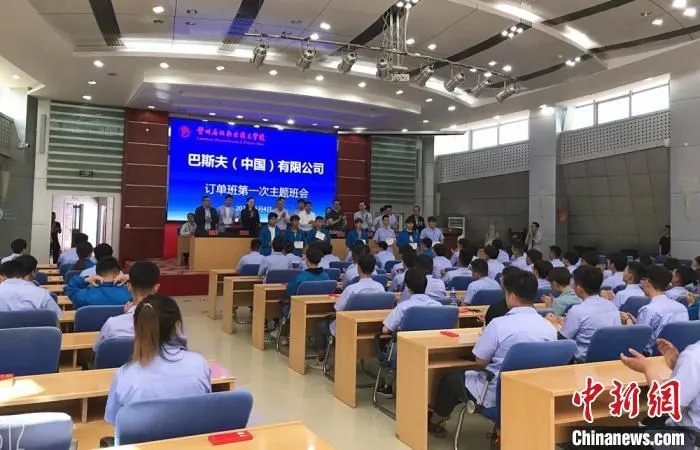 图为校企合作成立“订单班”。　兰州石化职业技术学院供图
