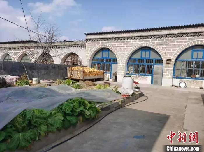 走进兴县花子村，错落有致的农家小院，街道干净整洁，道路统一硬化，村里人居环境和生活质量得到明显提升。　吴琼 摄