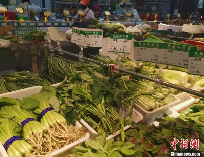 北京西城区某菜市场蔬菜区。 中新网记者 谢艺观 摄