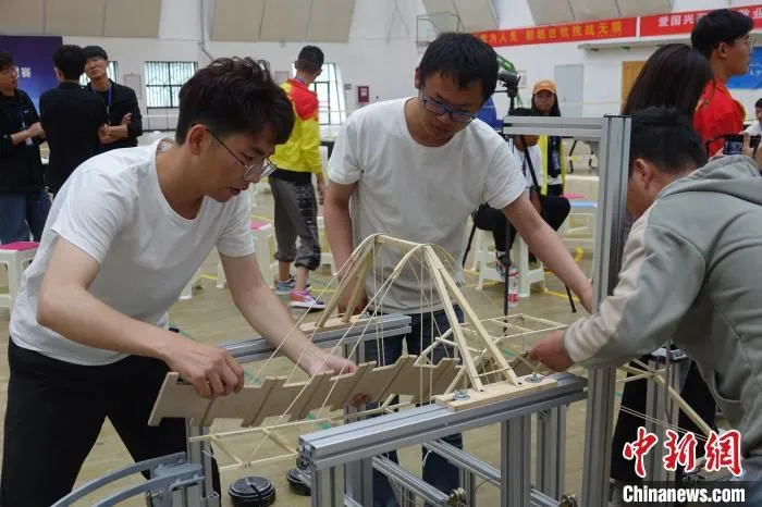 图为第三届西藏大学生结构设计竞赛比赛现场。　冉文娟 摄