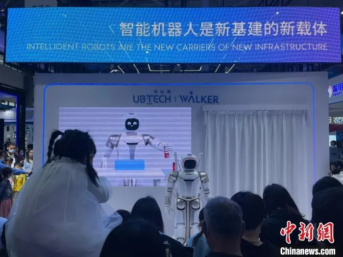 图为观众排队体验“黑科技”。　袁超 摄