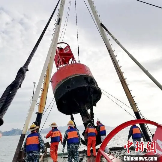 东海航海保障中心航标作业人员开展航标起吊养护作业。　郑徐婧 摄