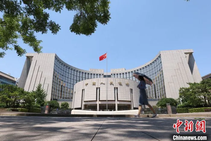 资料图为6月21日，北京，市民从中国人民银行前经过。 中新社记者 蒋启明 摄