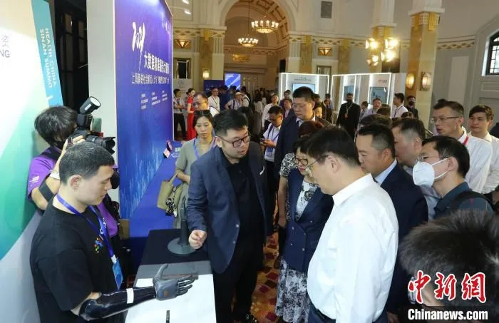 “AI驱动新型假肢”互动展示吸引众多关注。　金波 摄