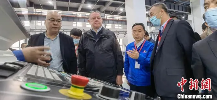 图为陇原工匠一行在兰州新区职教园区实训基地交流。(资料图) 魏建军 摄