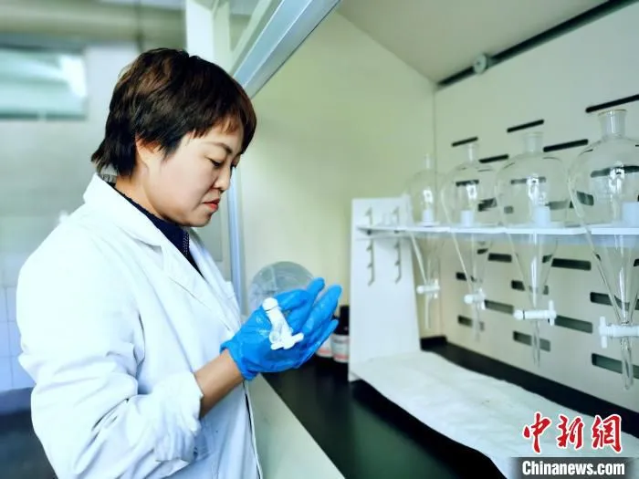 图为西宁市生态环境监测站工作人员做监测。　张添福 摄