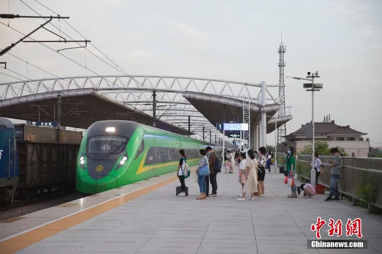 图为6月4日，山西省吕梁市文水站，旅客乘车出行。 中新社记者 张云 摄