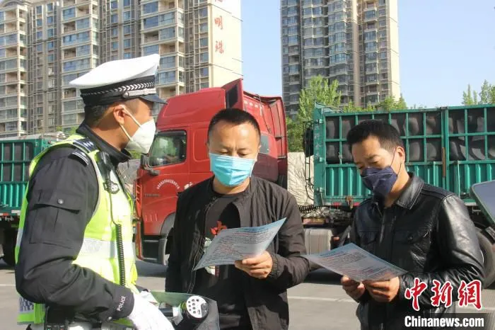 图为民警对货车驾驶员进行警告纠正和提醒宣传。　张卓凡 摄