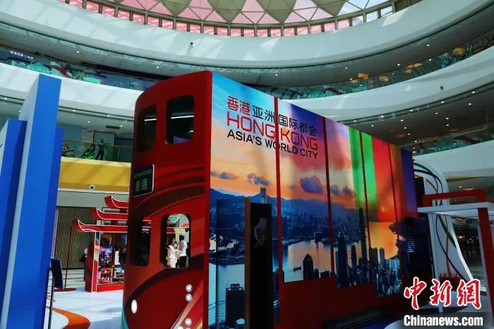 香港“叮叮车”开进哈尔滨市。　刘释诚 摄