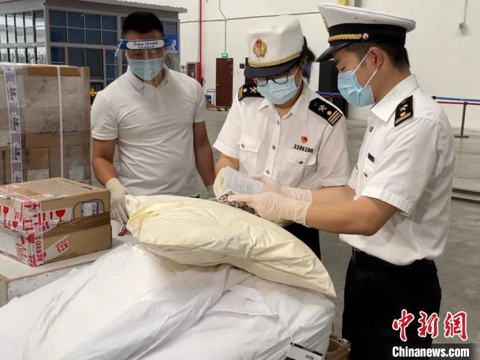 宁波机场海关保障“中东欧博览会”首批进境展品通关。　宁波机场海关 供图