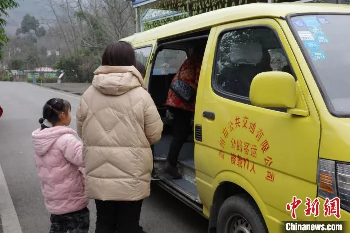 彭州市花园村村民在家门口乘坐“小黄车”。　王鹏 摄