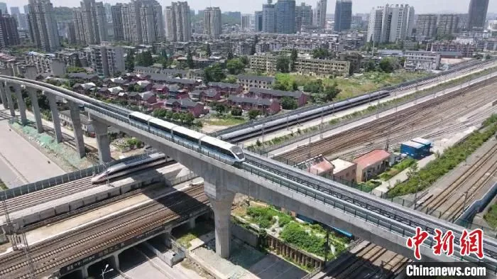 6月7日，在安徽省芜湖市，热滑中的单轨列车与高铁“交汇”。　梁彬歆 摄