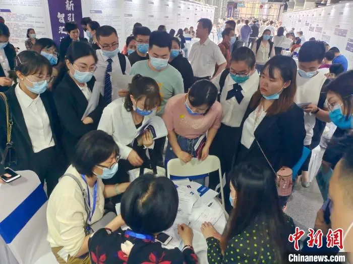 众多求职者前来应聘。　唐小晴 摄