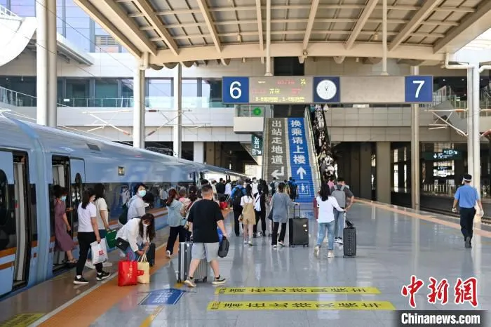 图为兰州西站的旅客。　许恒铭 摄
