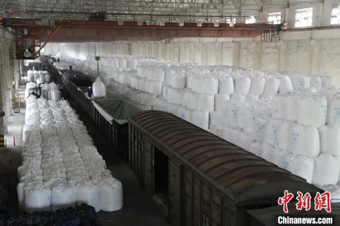 图为专用铁路内，一批批氧化铝等待发运 丘仕强 摄