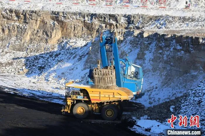 图为在准格尔露天煤矿行驶的无人驾驶卡车。　准能集团供图
