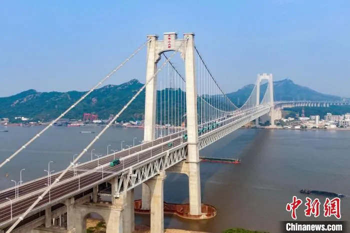 6月30日，五峰山长江大桥南北公路接线开通。当天，航拍中的五峰山长江大桥在蓝天白云的映衬下蔚为壮观。　泱波 摄