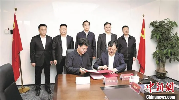 合作项目签约现场。　袁增德 摄