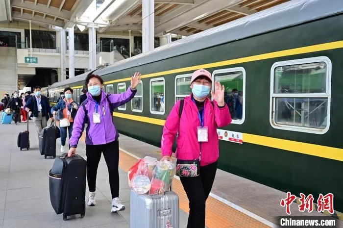 游客从乌鲁木齐站出发，乘坐旅游专列前往喀纳斯旅游。　徐涛 摄