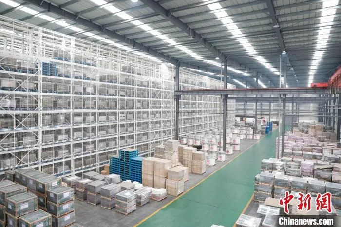 图为定型制品成品仓库。　阚力 摄