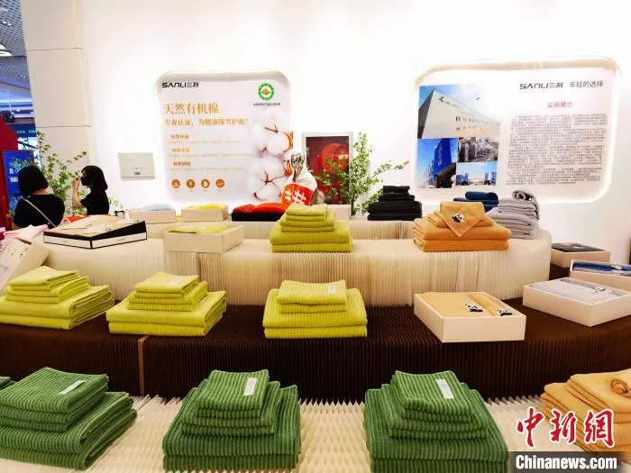 图为展出的色彩丰富的高阳毛巾新品。　吕子豪 摄