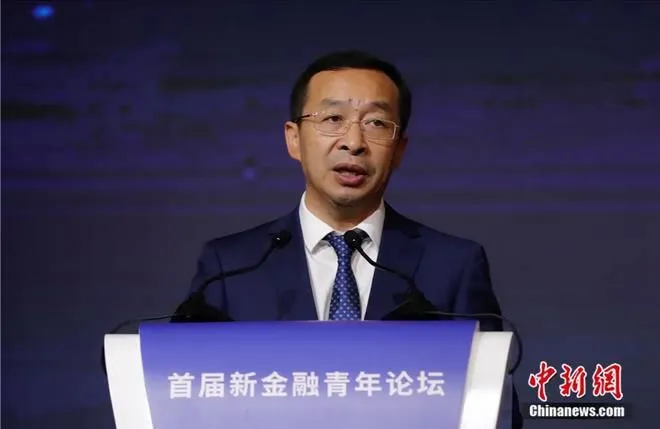 2021年10月15日，首届新金融青年论坛在上海举行。图为中国新闻社社长陈陆军发表致辞。中新网记者 翟璐 摄