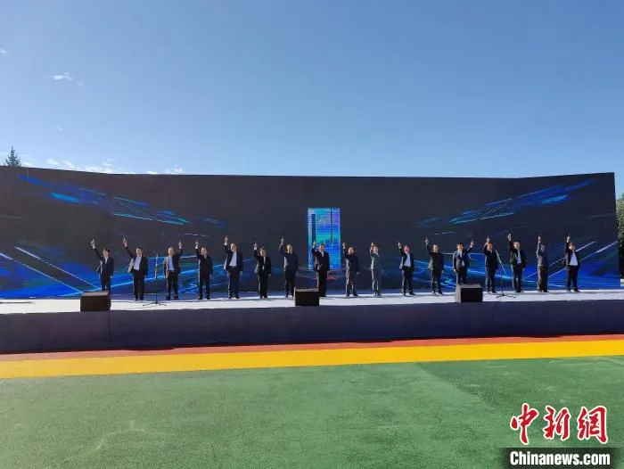 参会嘉宾为自驾穿越活动鸣枪。　姜辉 摄
