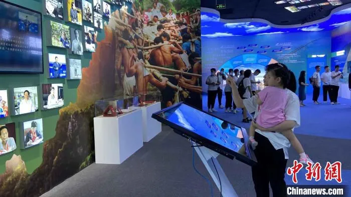 当天，一位市民带孩子参展。　孙婷婷 摄