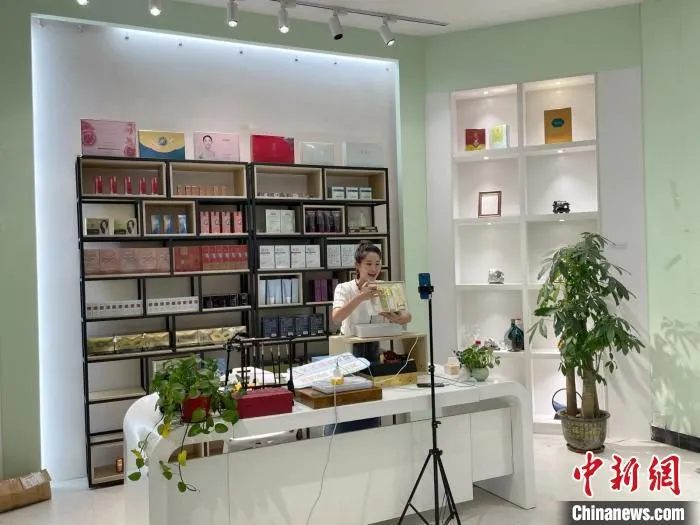 在大源电商直播基地的“618”专场直播中，阿凯向网友推荐化妆品。　张智虹 摄