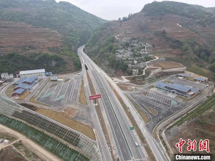 航拍镇赫高速公路。　贵州赫镇高速公路建设有限公司供图