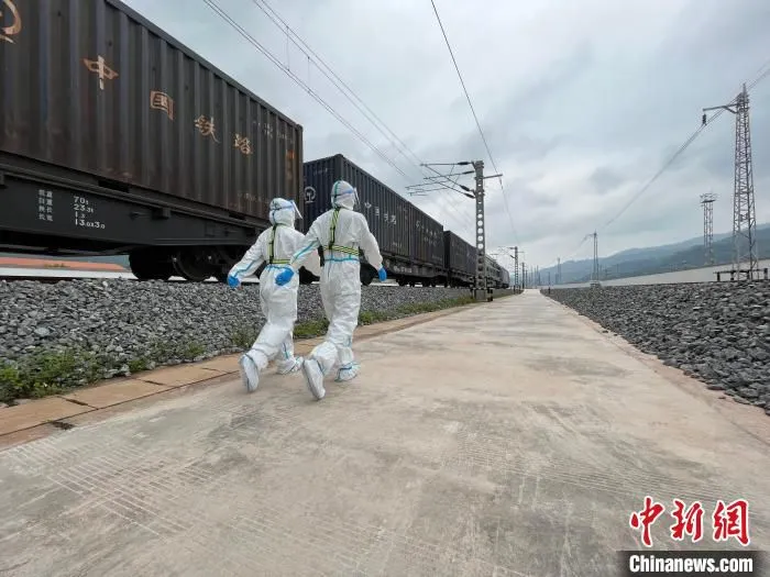 图为民警查验列车。　磨憨边检站供图