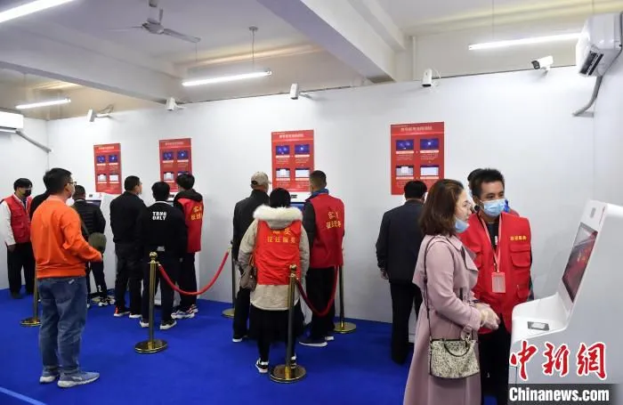 雄安新区民众以户为单位，通过安置住房分配系统，按照面积户型逐套确定全部所选房型所在社区、楼号和房号。　韩冰 摄