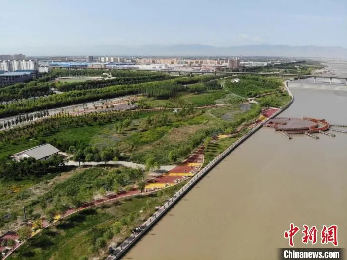 图为黑河在甘肃省张掖市穿境而过，沿河岸边绿树成荫。(资料图) 杨艳敏 摄