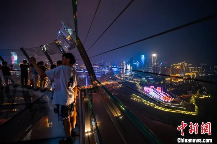 游客在来福士观景台赏重庆夜景。　何蓬磊 摄