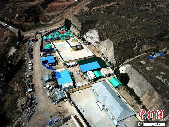 图为张家庄隧道洞口的工地设施。　张晨 摄