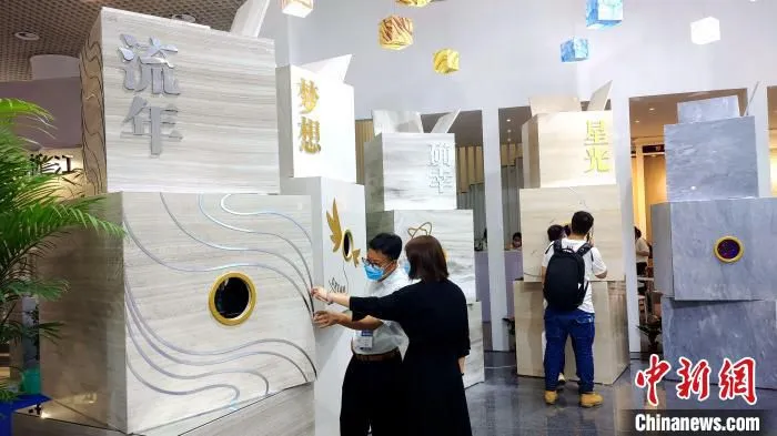 石材展展馆一角。　杨伏山 摄