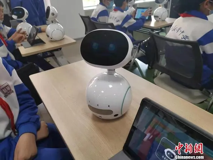 图为学生展示如何让机器人跳舞。 中新网记者 谢艺观 摄
